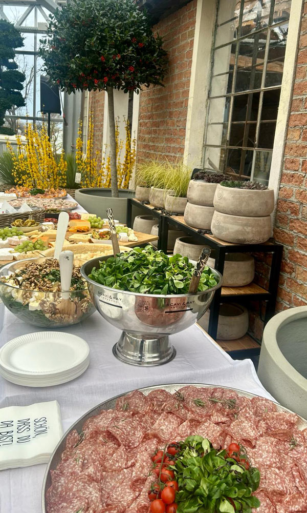 Foto von einem vielseitigen Buffet von Liebling, das Restaurant im Wasserschloss Kottingbrunn